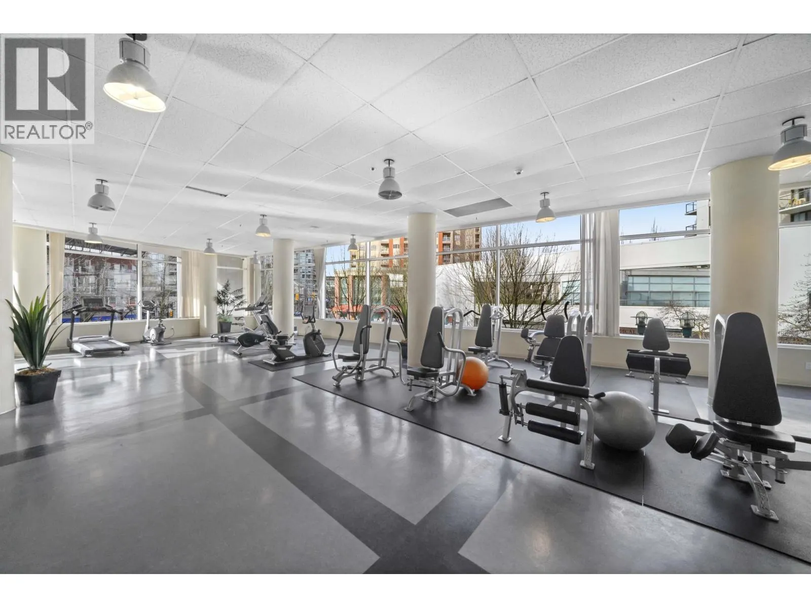 1402 2979 GLEN DRIVE