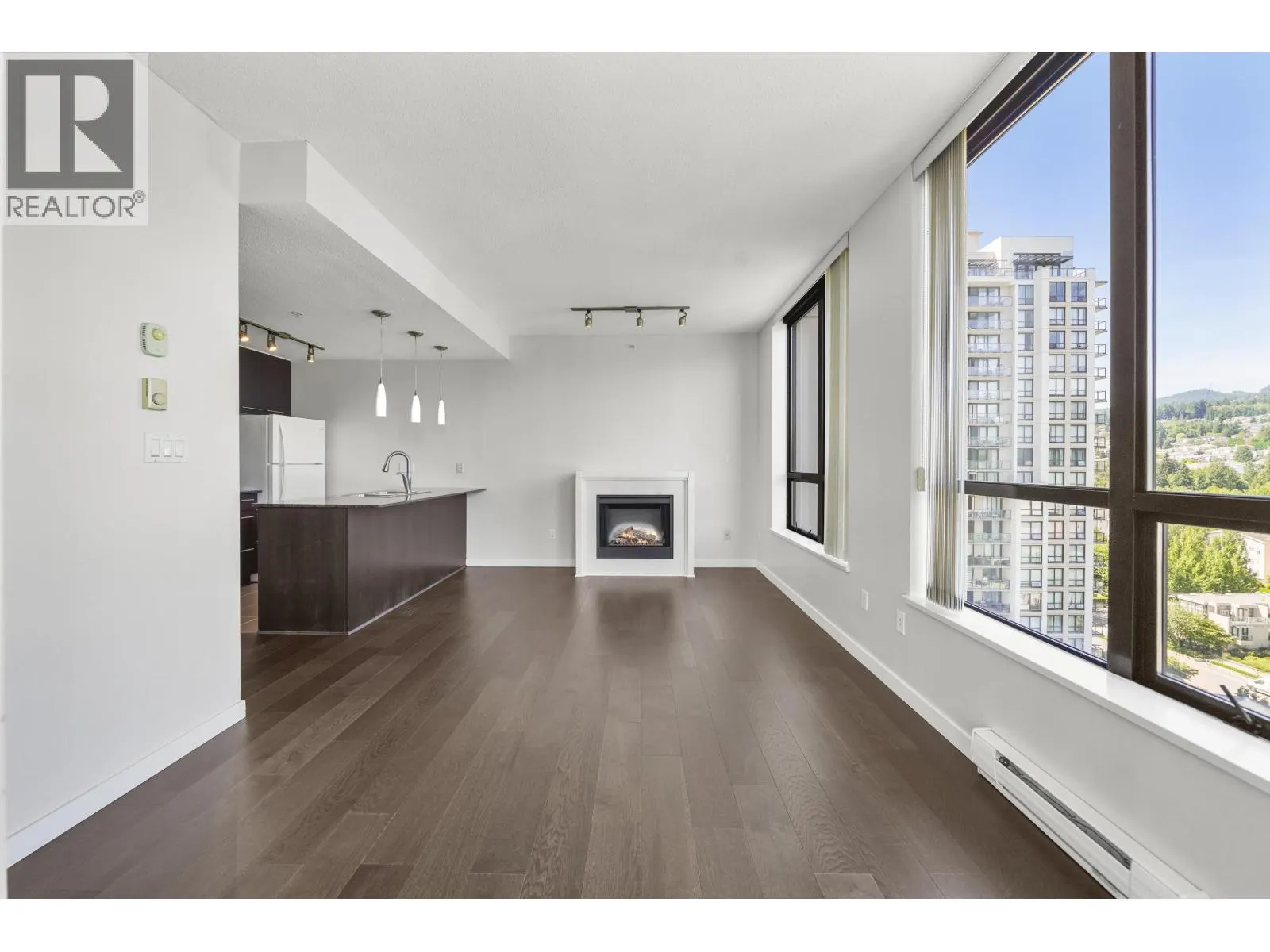 1402 2979 GLEN DRIVE