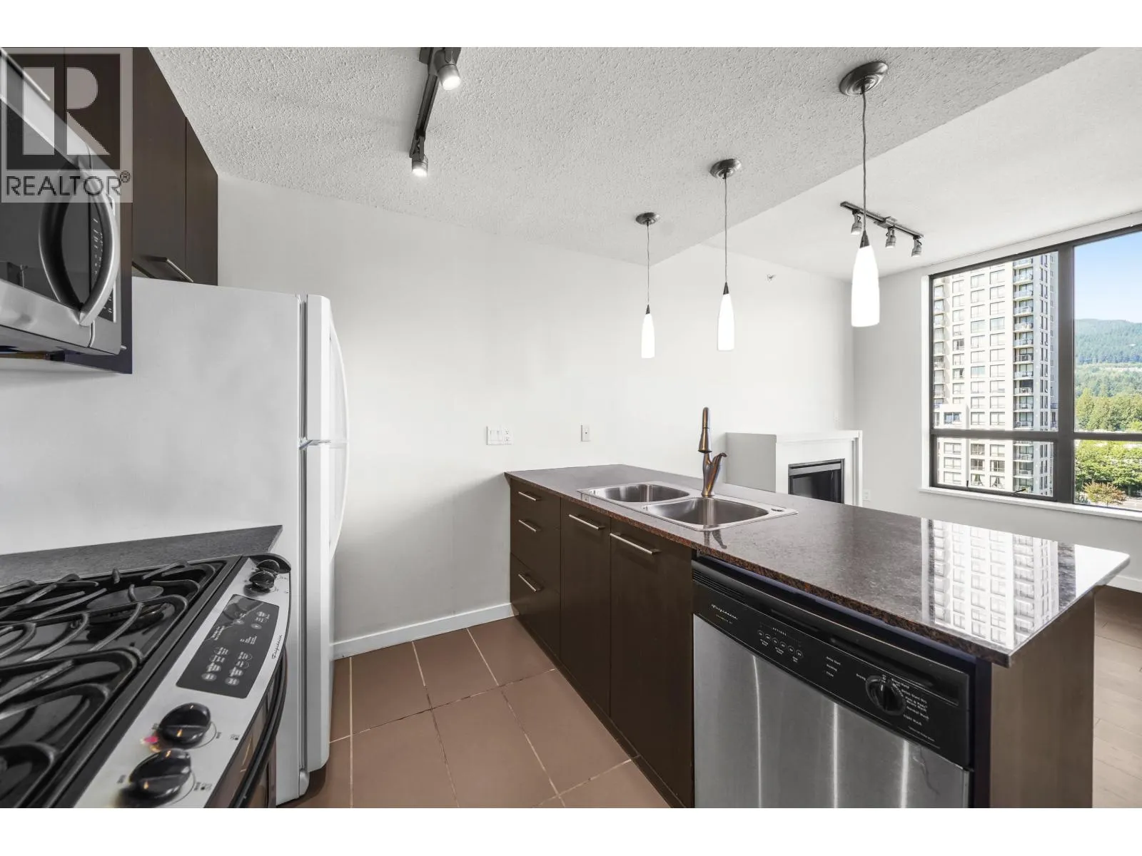 1402 2979 GLEN DRIVE