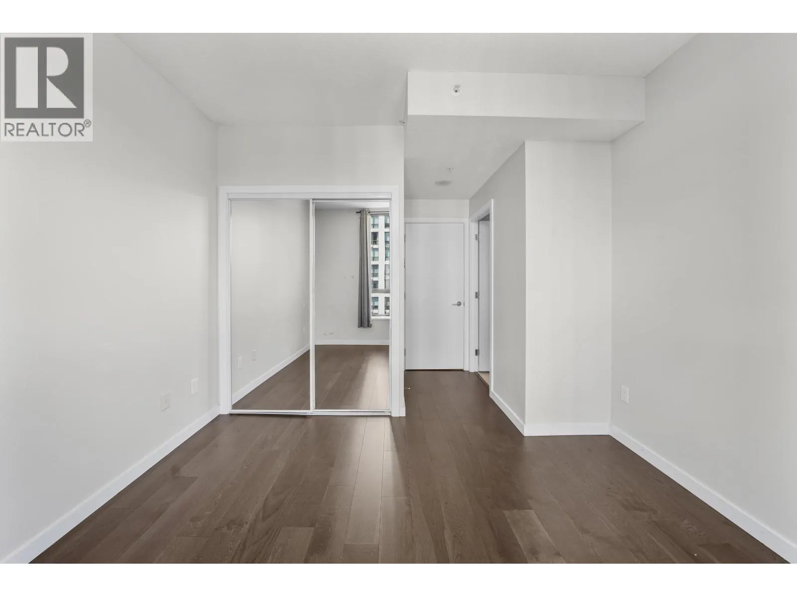 1402 2979 GLEN DRIVE