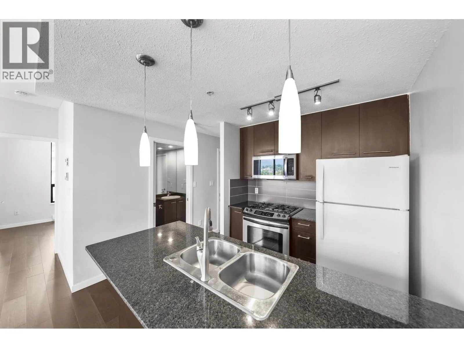 1402 2979 GLEN DRIVE