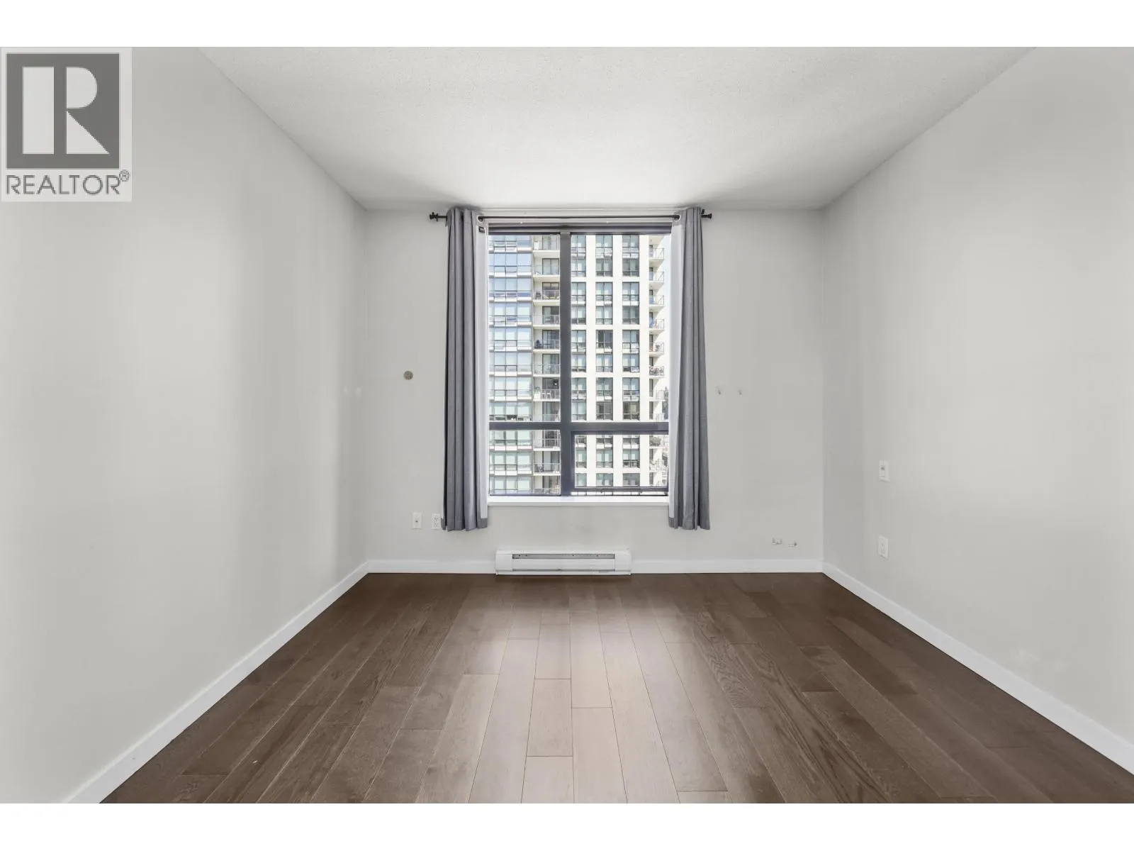 1402 2979 GLEN DRIVE