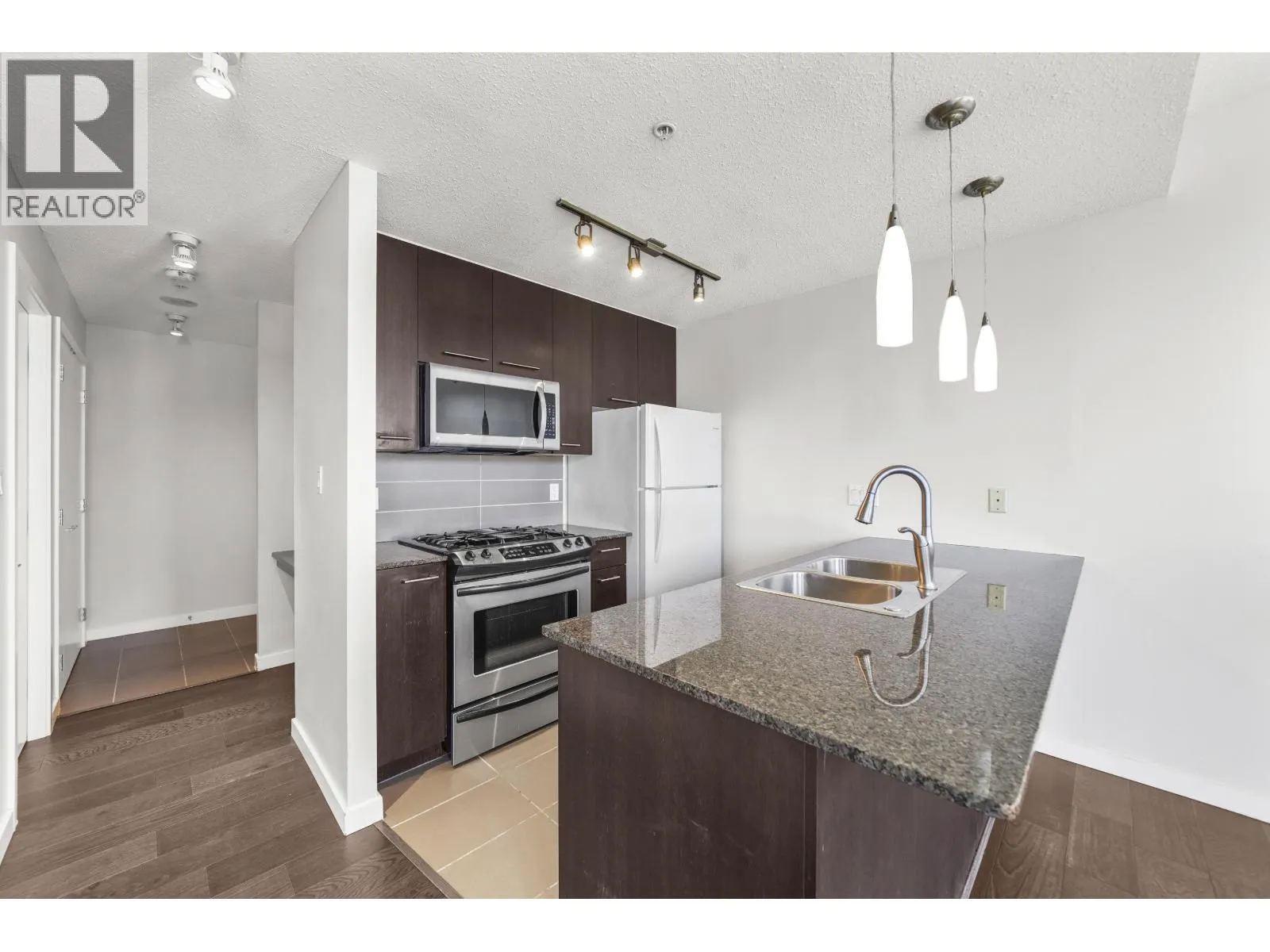 1402 2979 GLEN DRIVE
