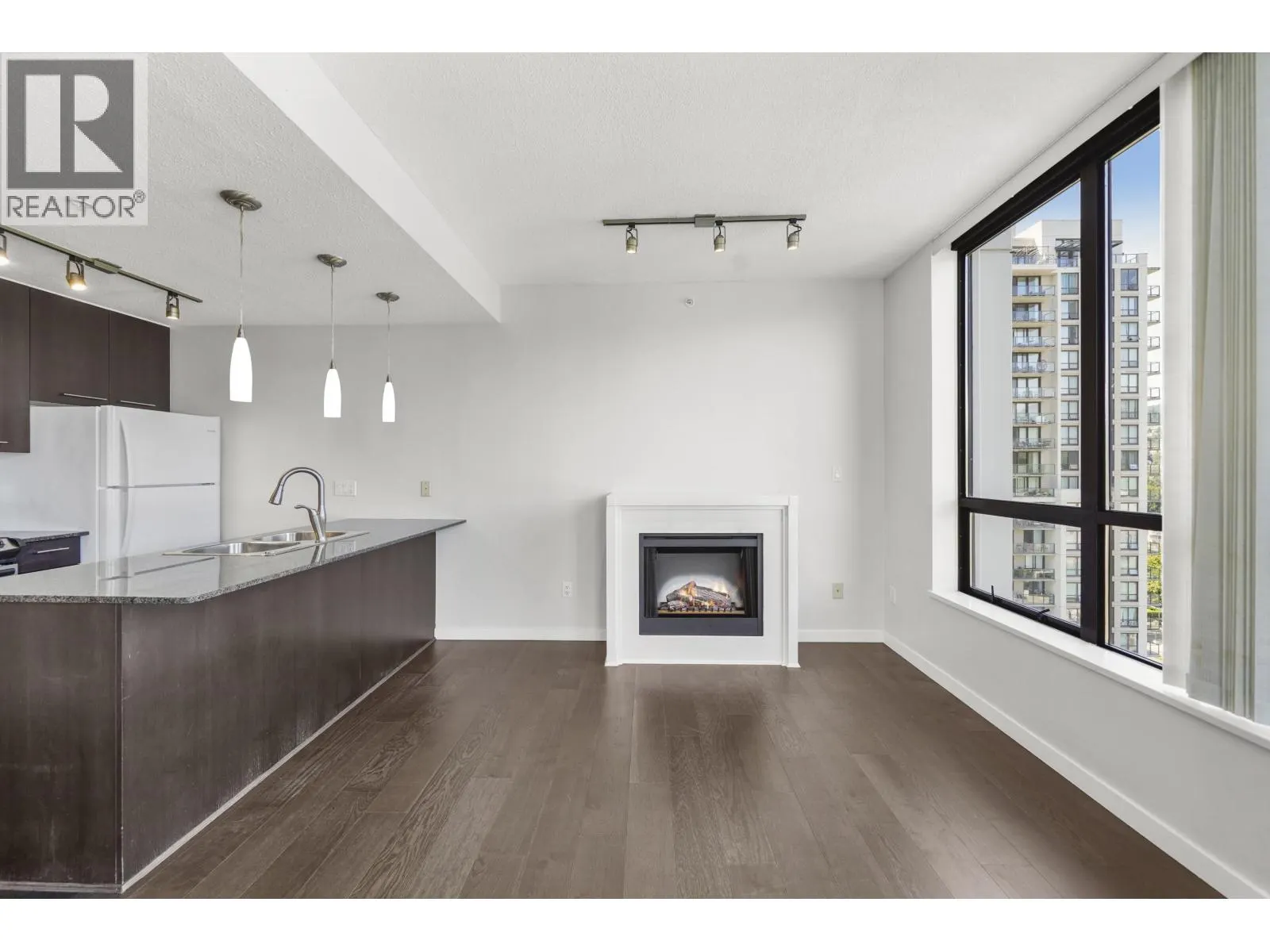 1402 2979 GLEN DRIVE