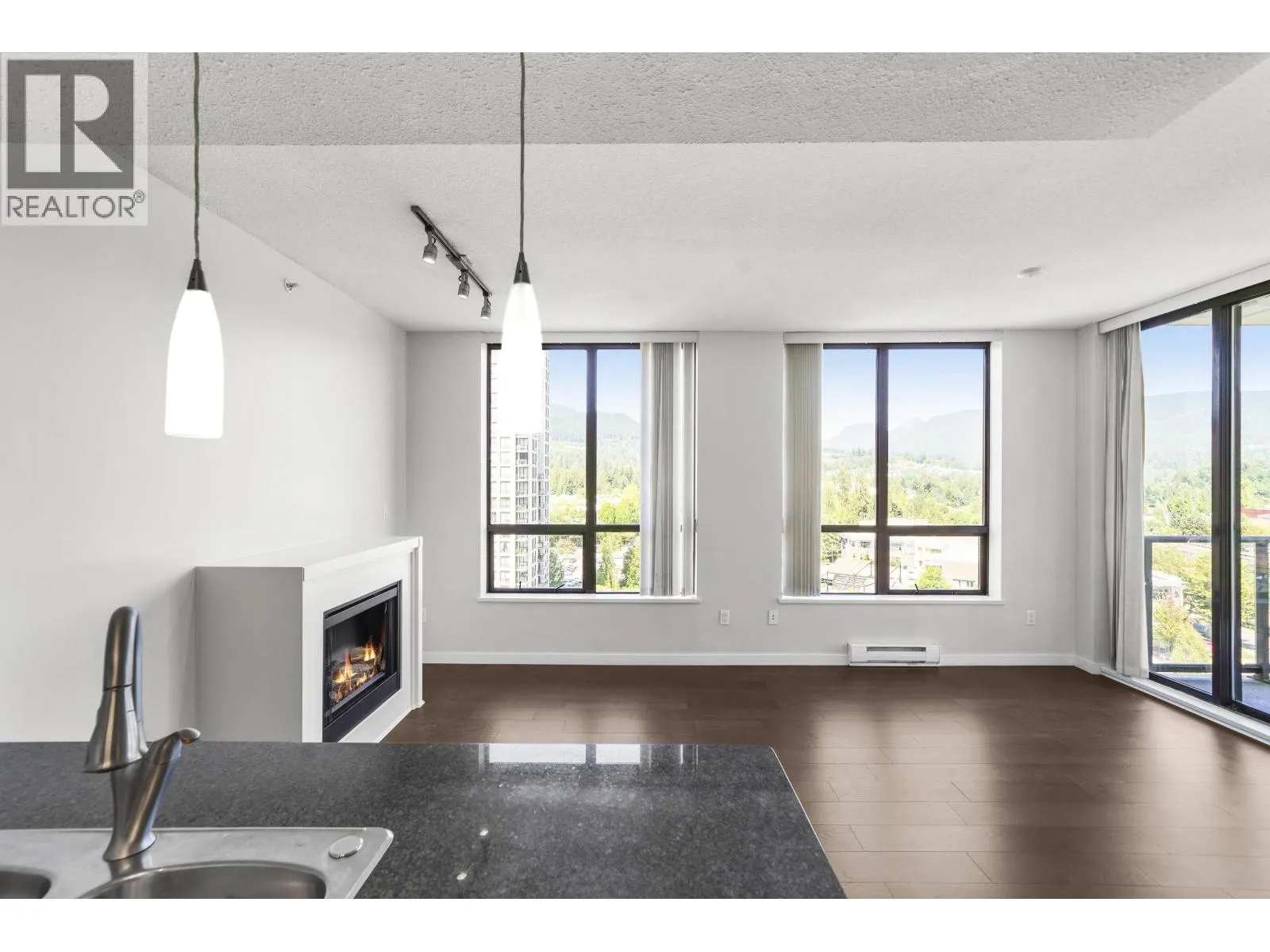 1402 2979 GLEN DRIVE