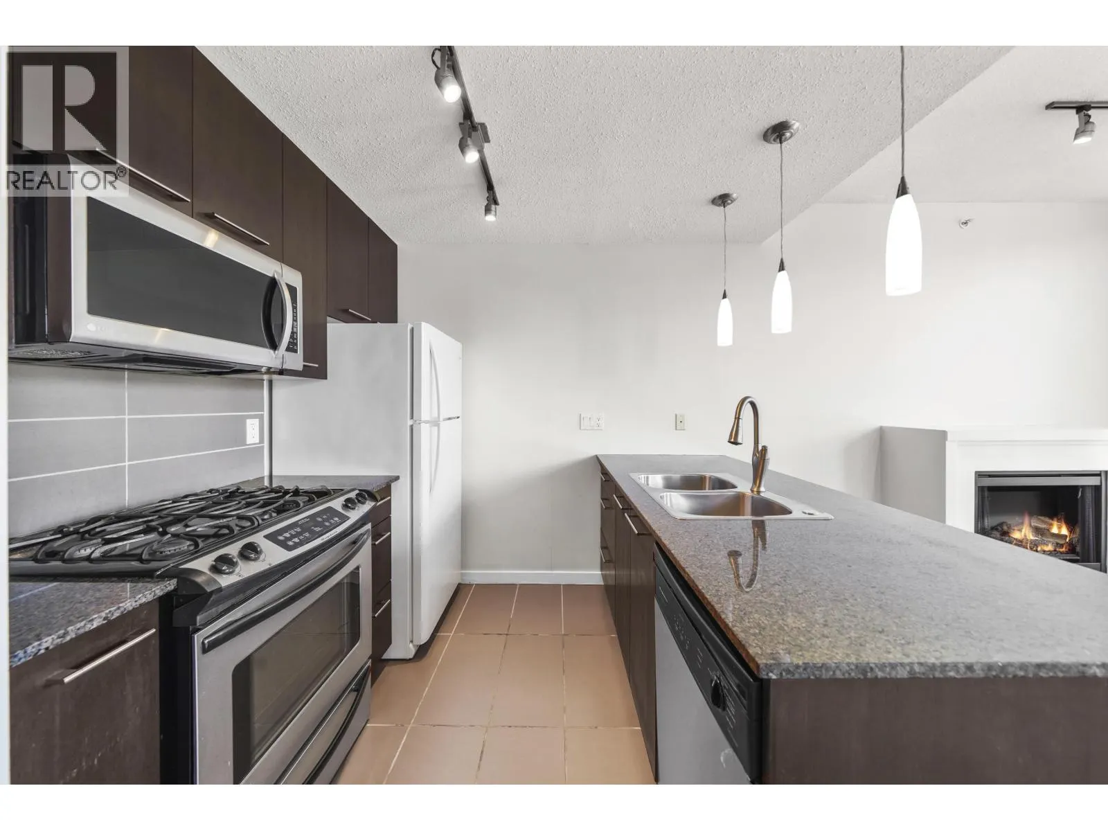 1402 2979 GLEN DRIVE