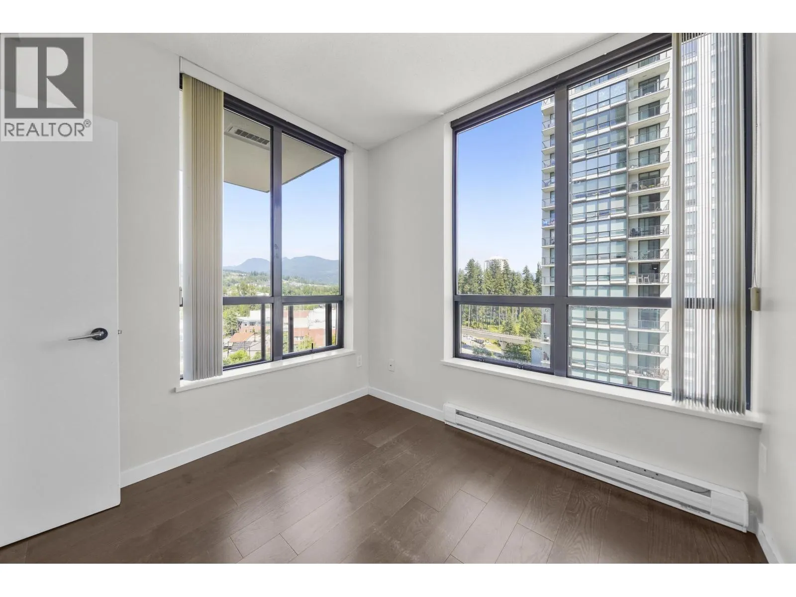 1402 2979 GLEN DRIVE