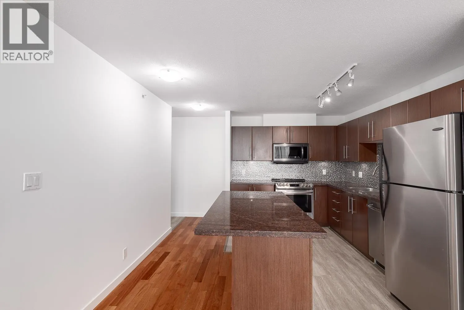 604 2138 MADISON AVENUE