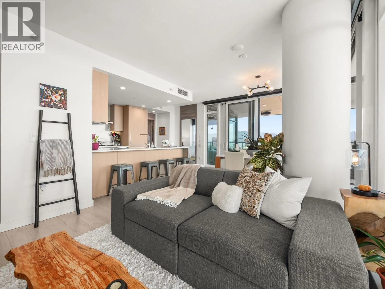 5306 4880 LOUGHEED HIGHWAY