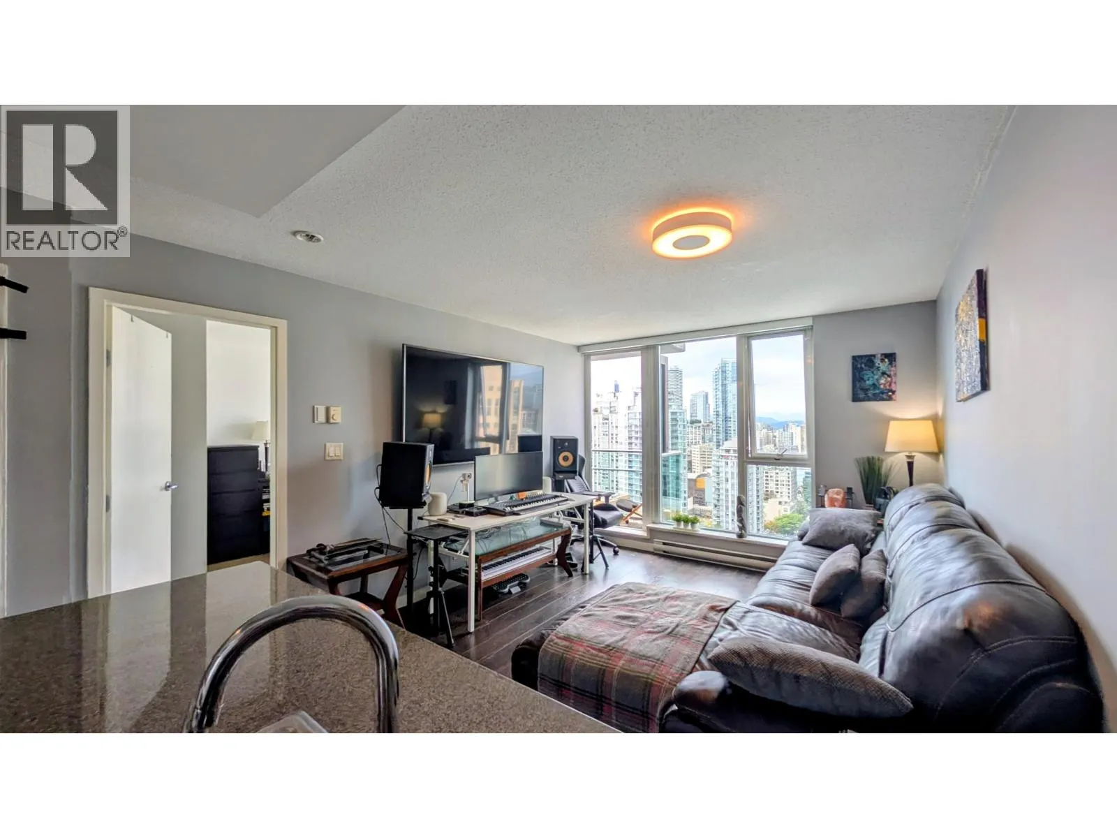 3301 233 ROBSON STREET