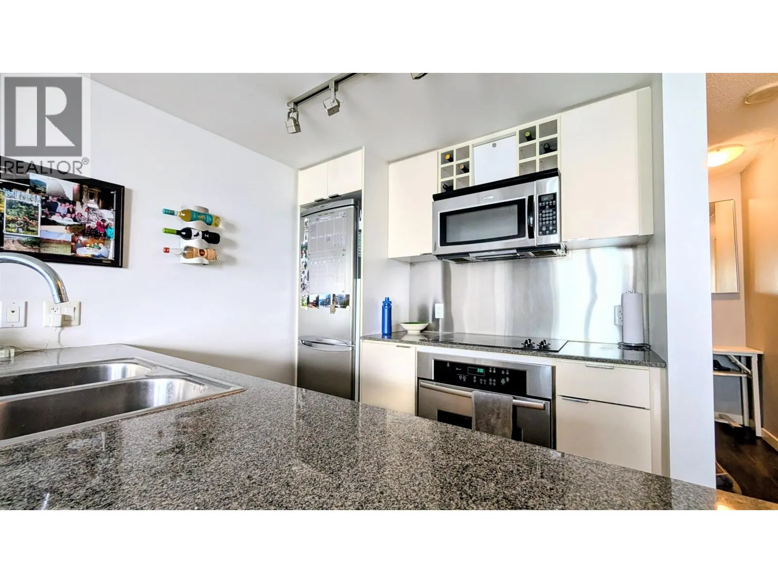 3301 233 ROBSON STREET
