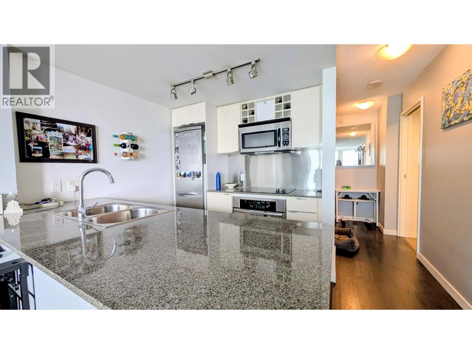 3301 233 ROBSON STREET