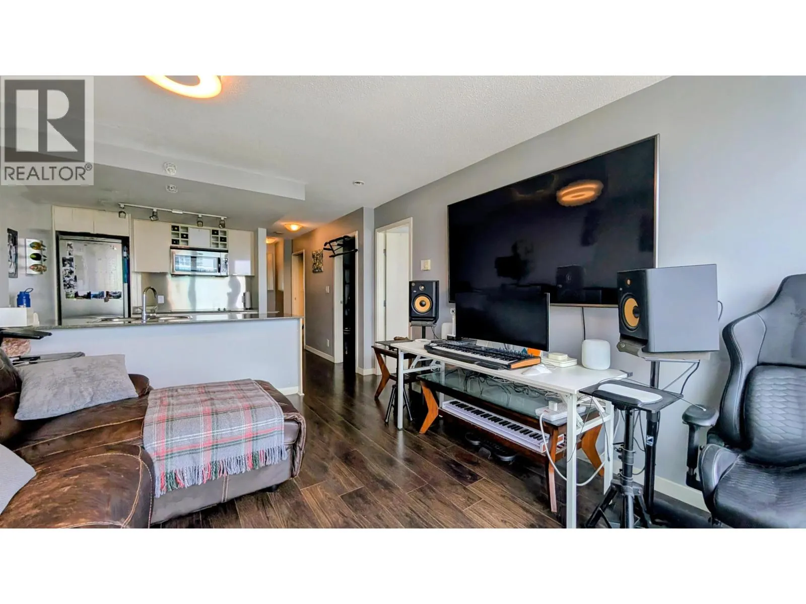 3301 233 ROBSON STREET