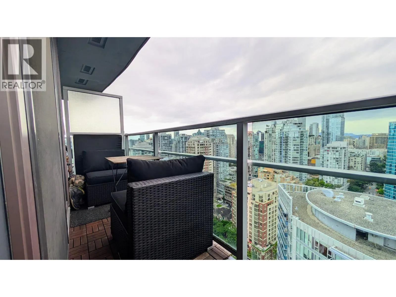 3301 233 ROBSON STREET