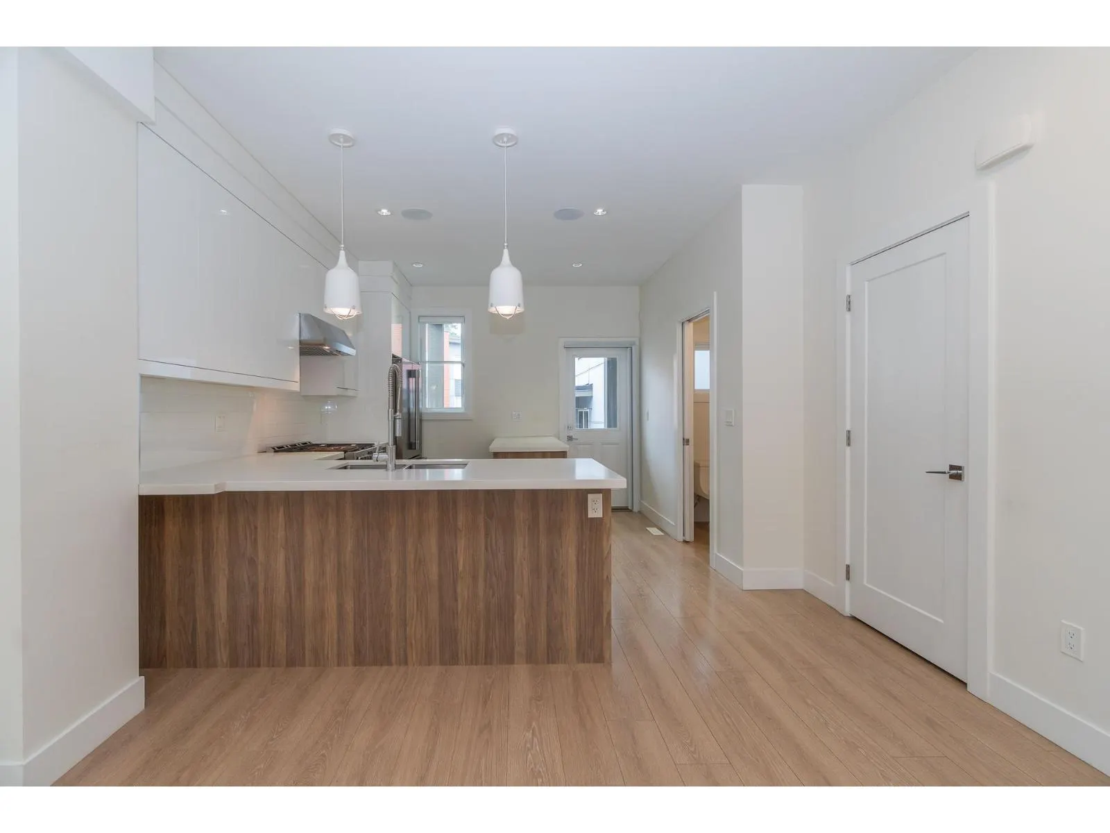6 1670 160 STREET