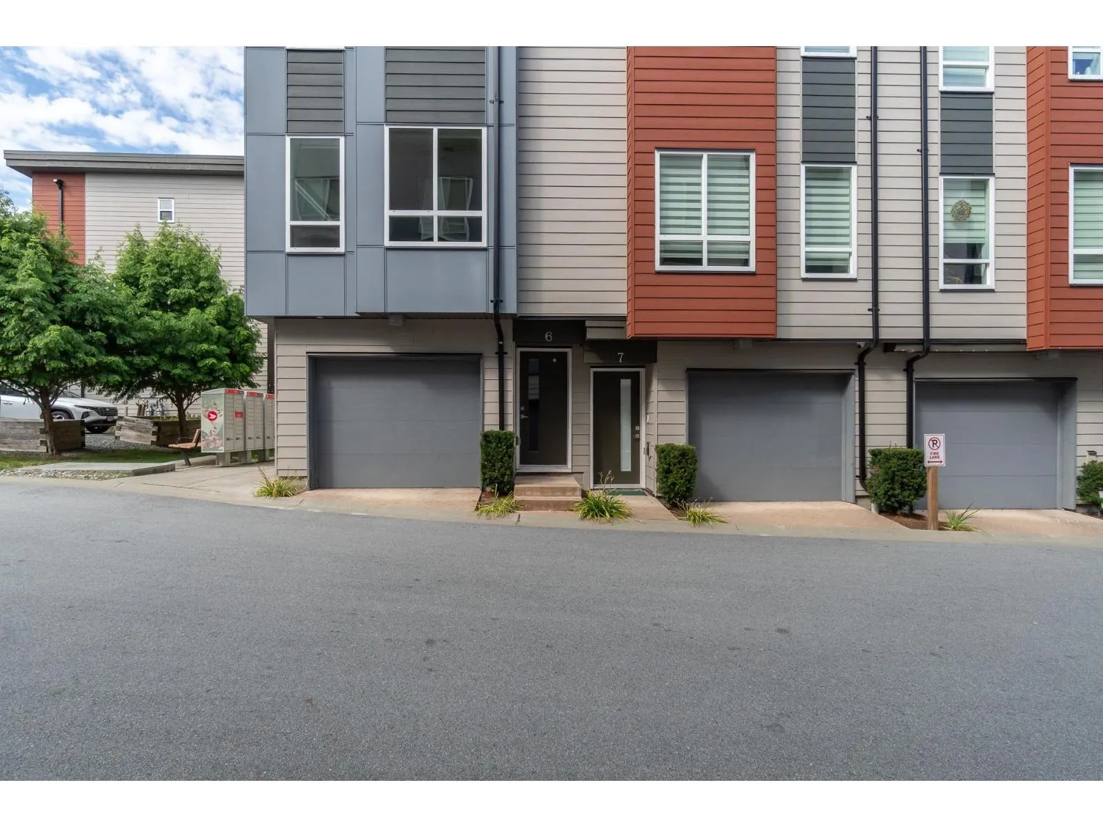 6 1670 160 STREET