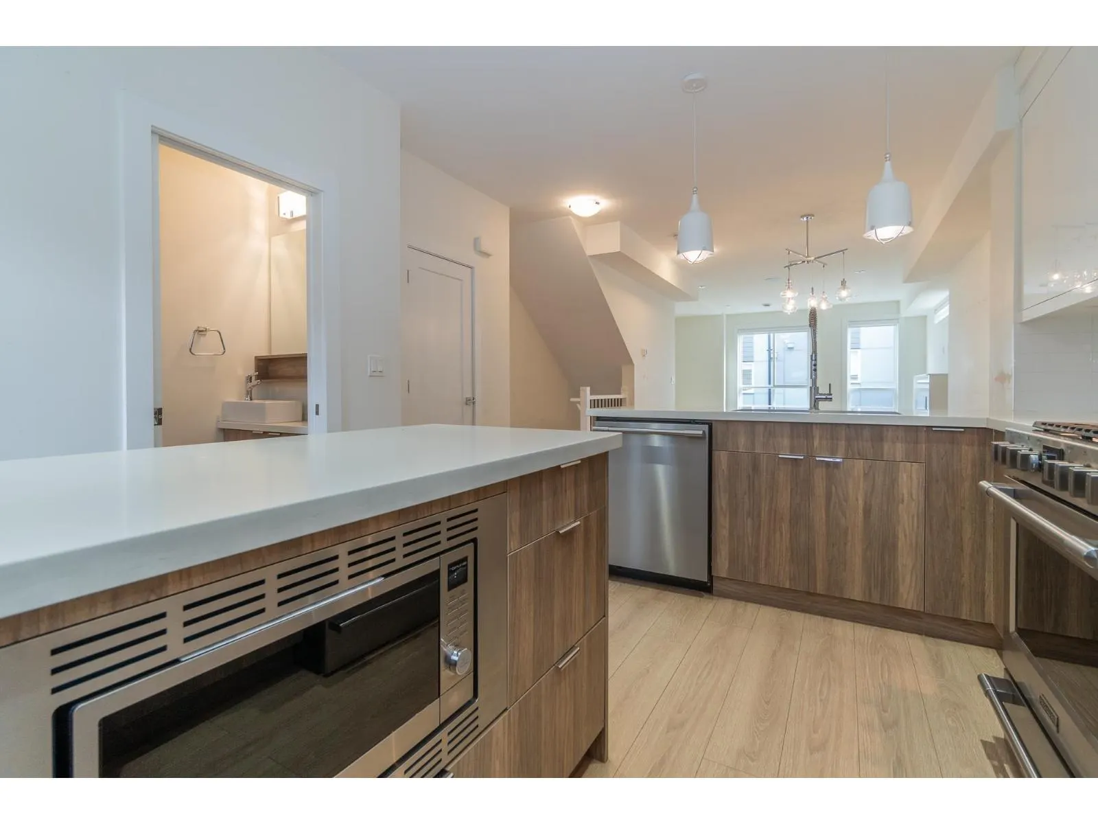 6 1670 160 STREET