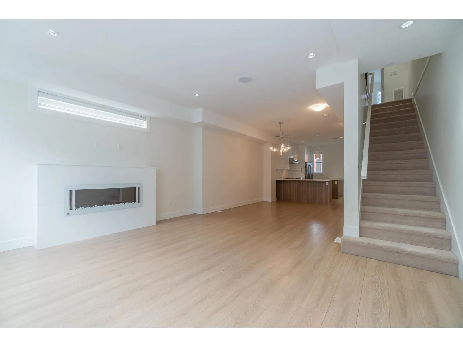 6 1670 160 STREET