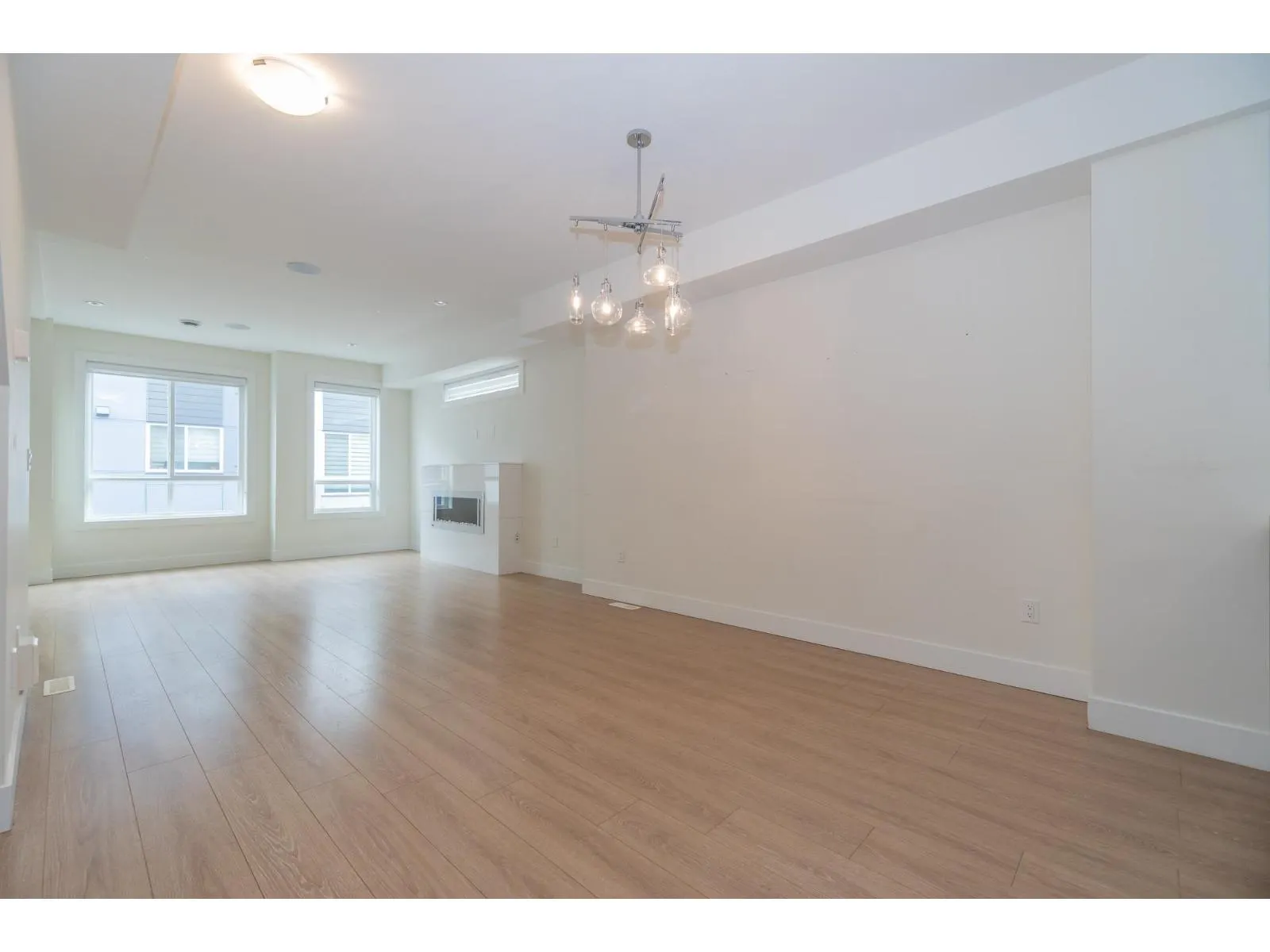 6 1670 160 STREET