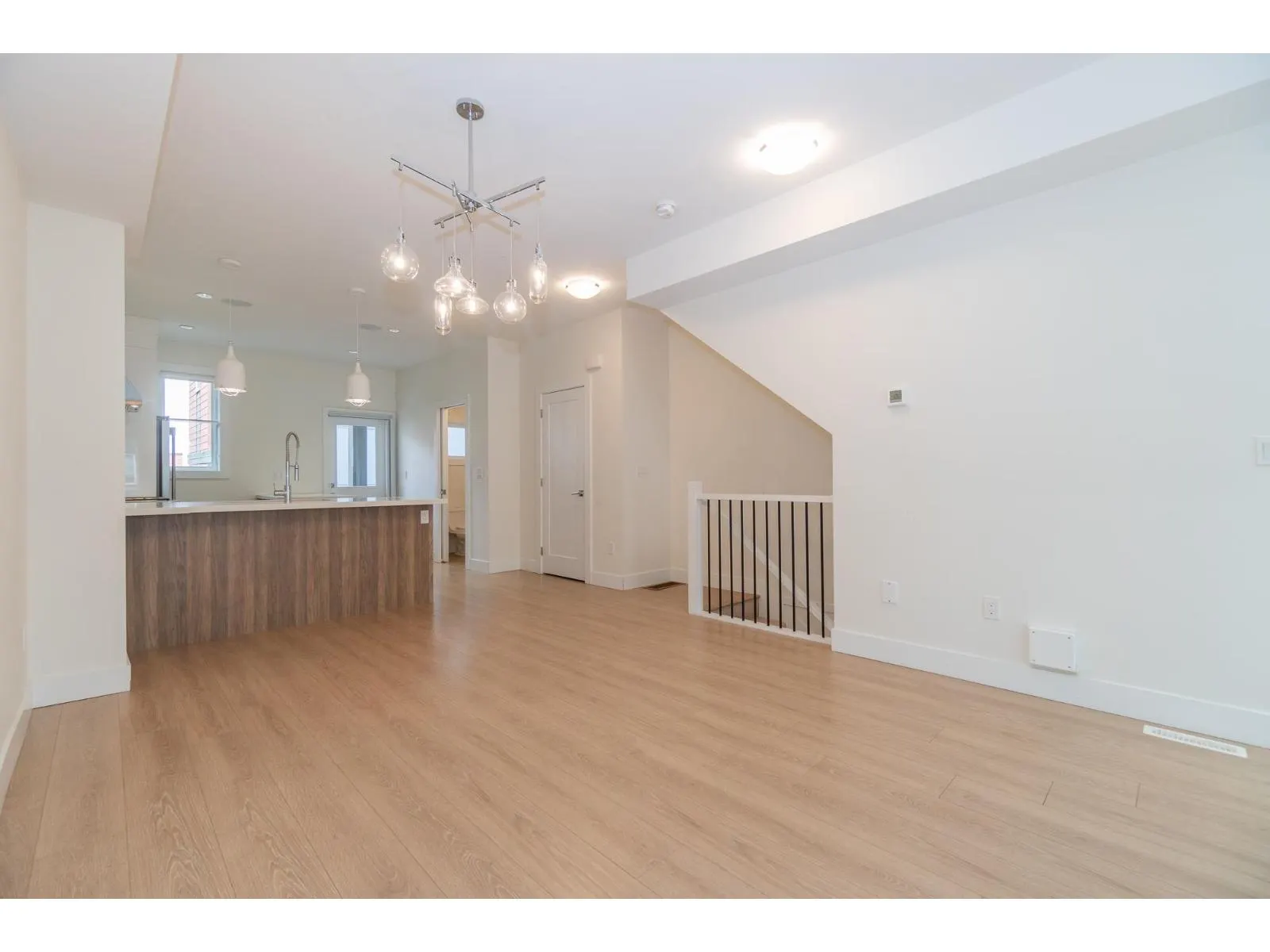 6 1670 160 STREET
