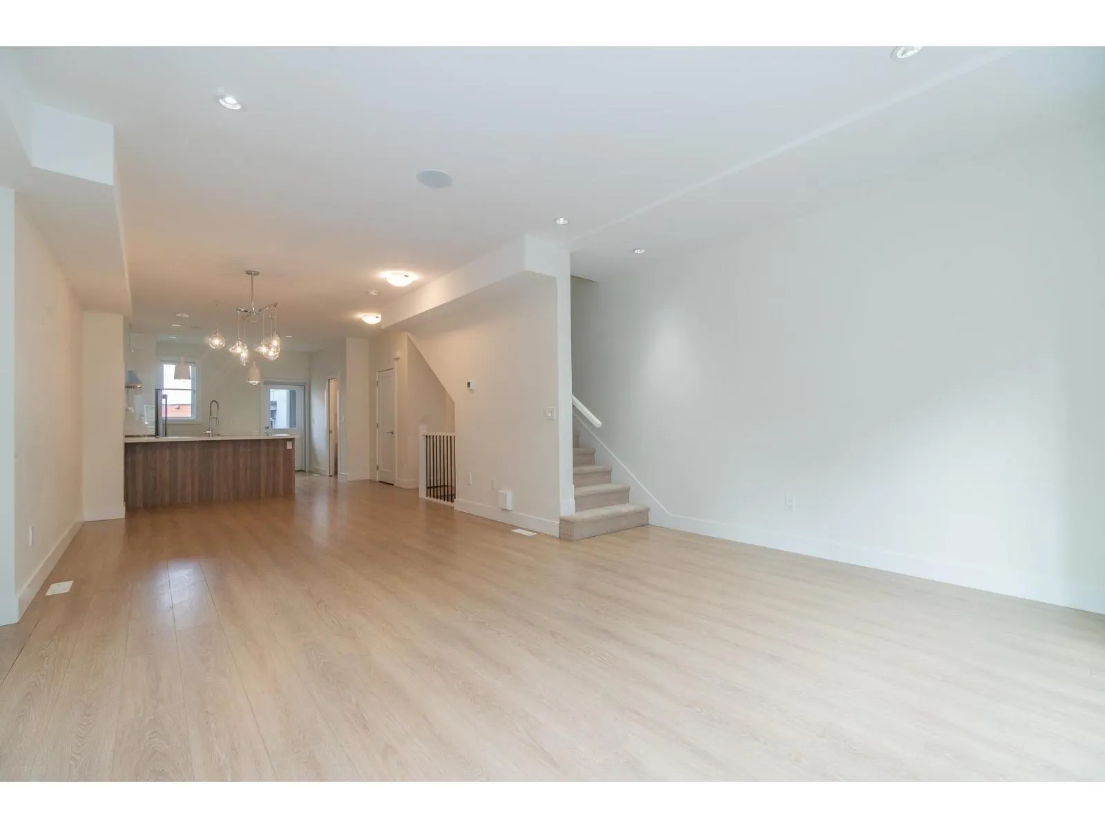 6 1670 160 STREET