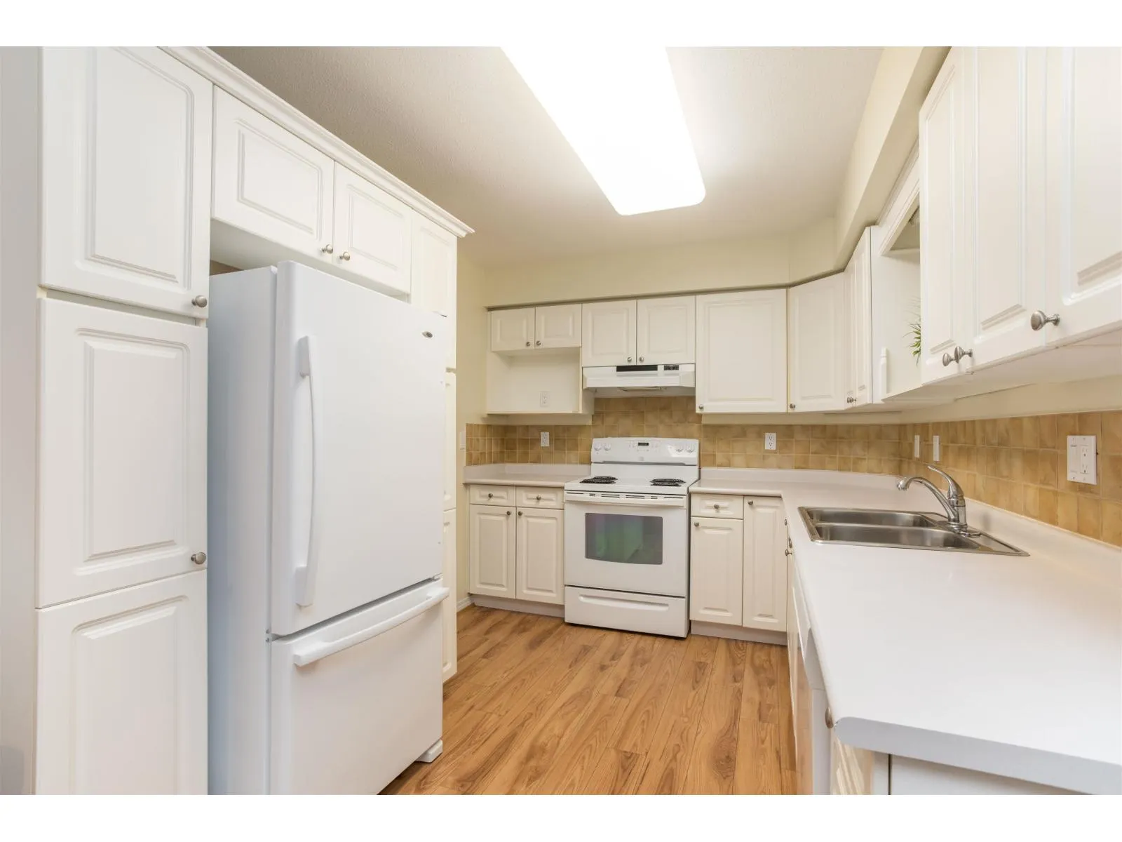 311 15555 16 AVENUE