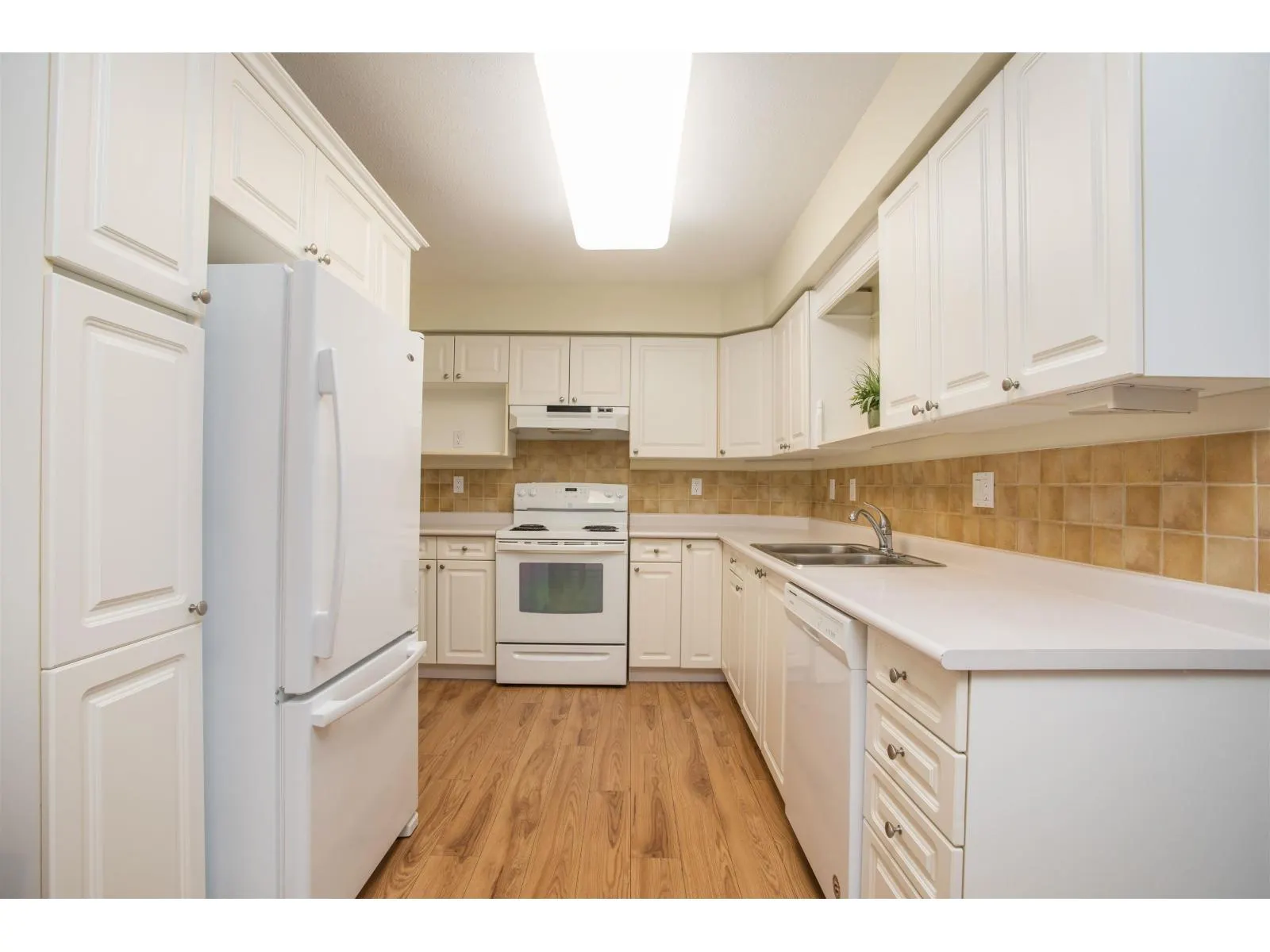 311 15555 16 AVENUE