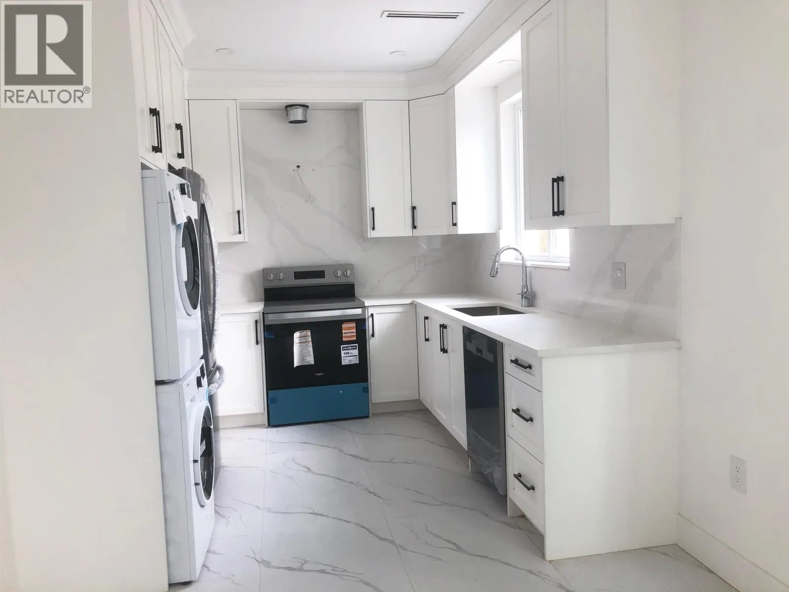 4XXX W 28 AVENUE