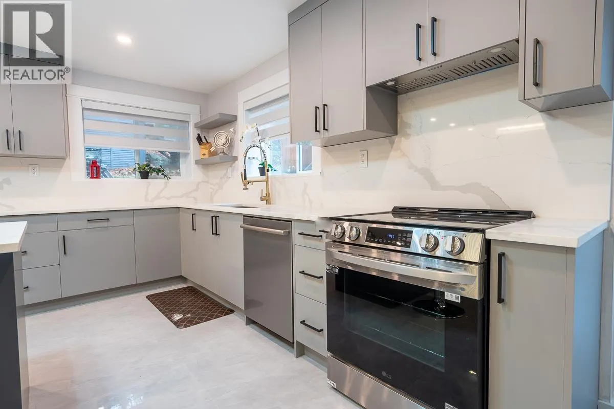 9168 SUNSHINE COAST HIGHWAY