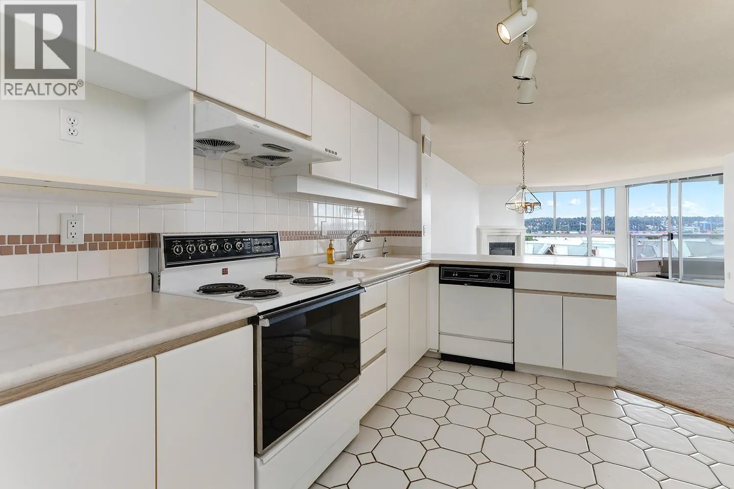 806 1245 QUAYSIDE DRIVE