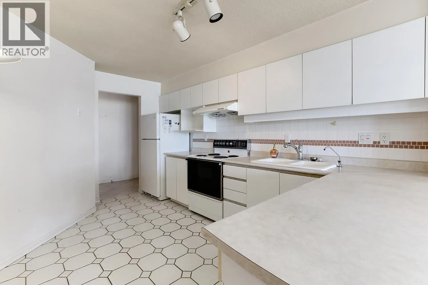 806 1245 QUAYSIDE DRIVE