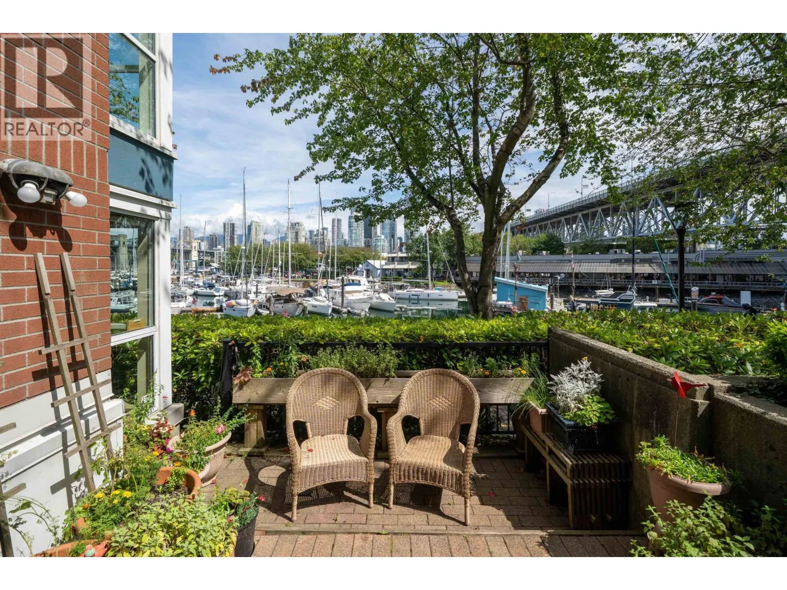 108 1502 ISLAND PARK WALK