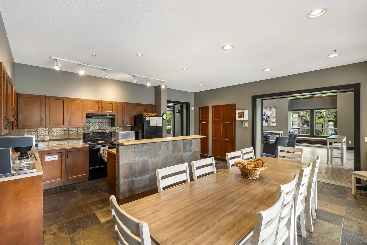 76 6747 203 STREET STREET