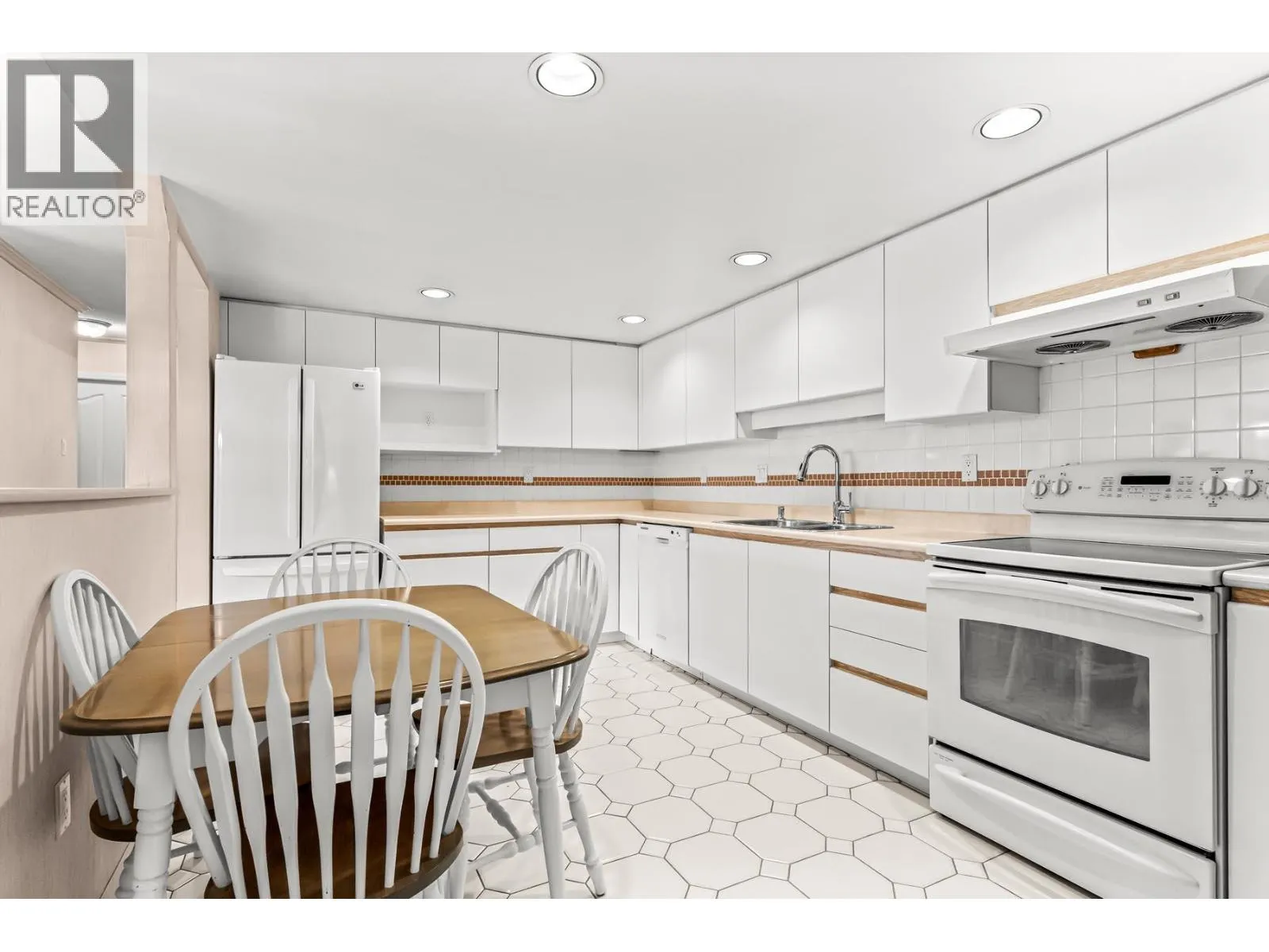 305 1235 QUAYSIDE DRIVE