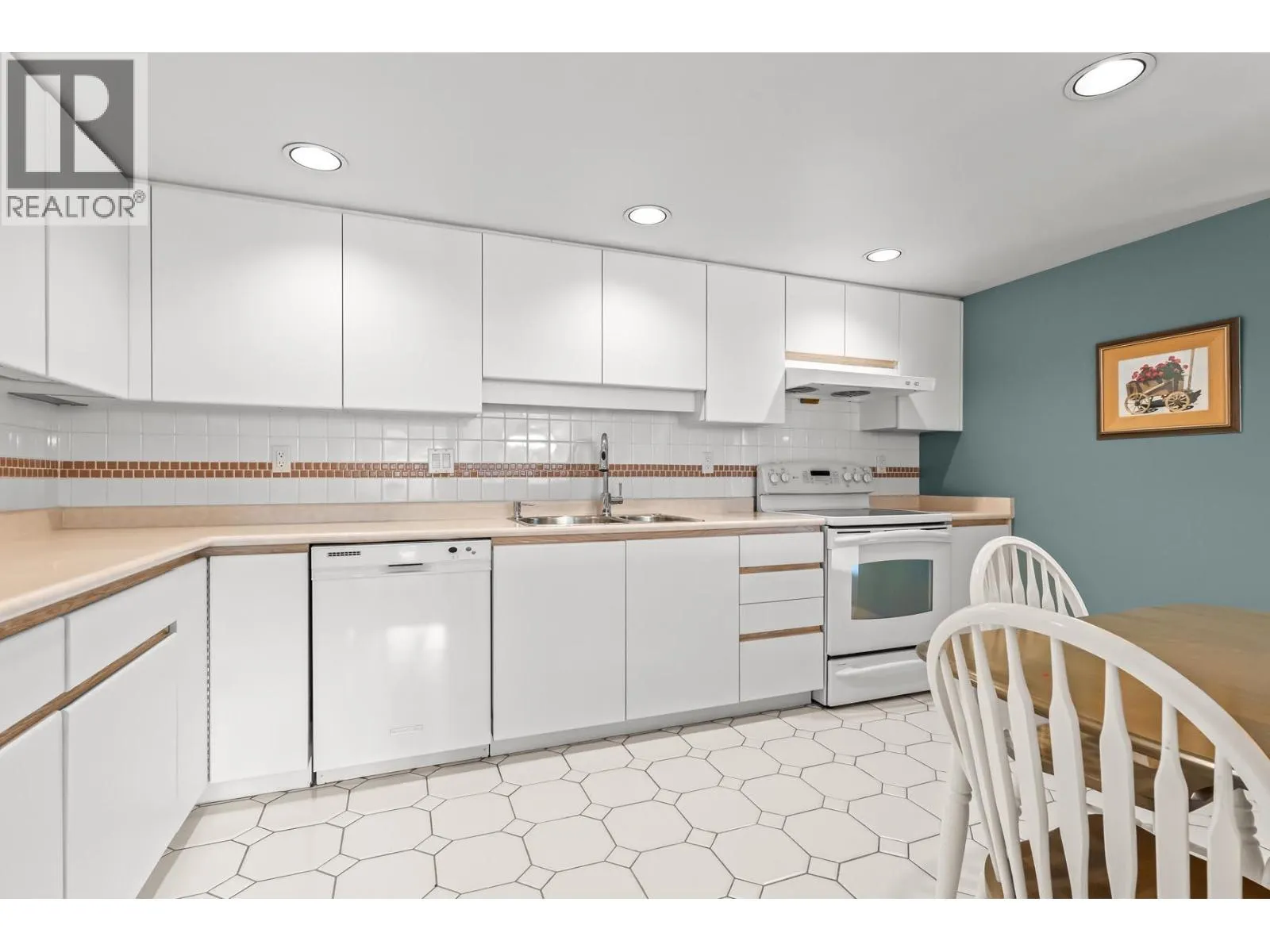 305 1235 QUAYSIDE DRIVE