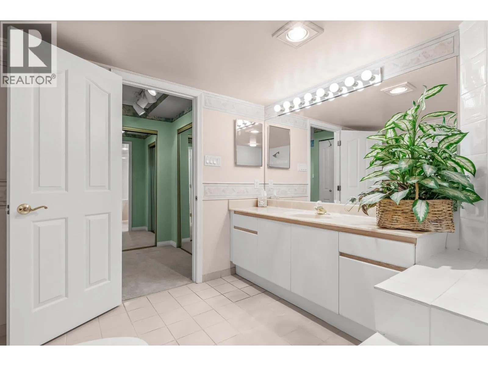 305 1235 QUAYSIDE DRIVE