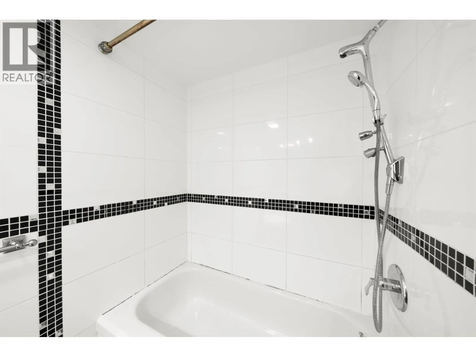 1807 3970 CARRIGAN CRESCENT