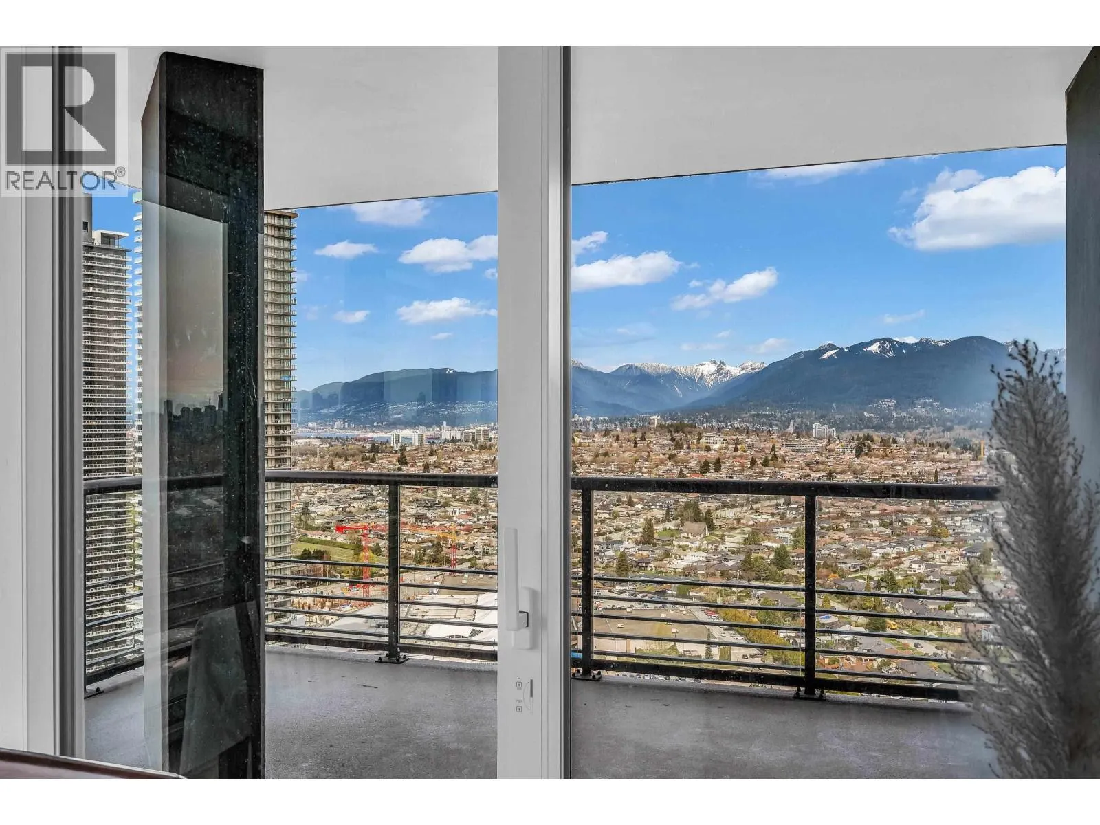 4202 4720 LOUGHEED HIGHWAY
