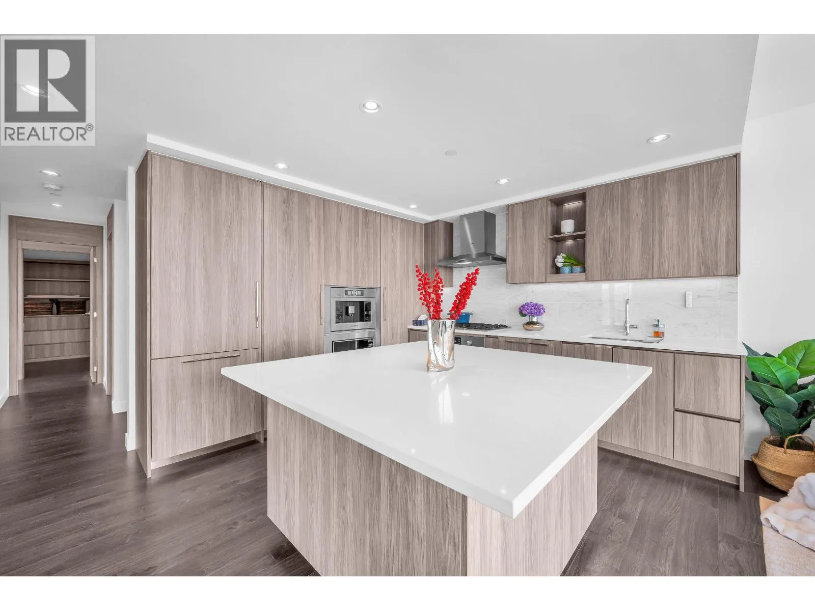 4202 4720 LOUGHEED HIGHWAY