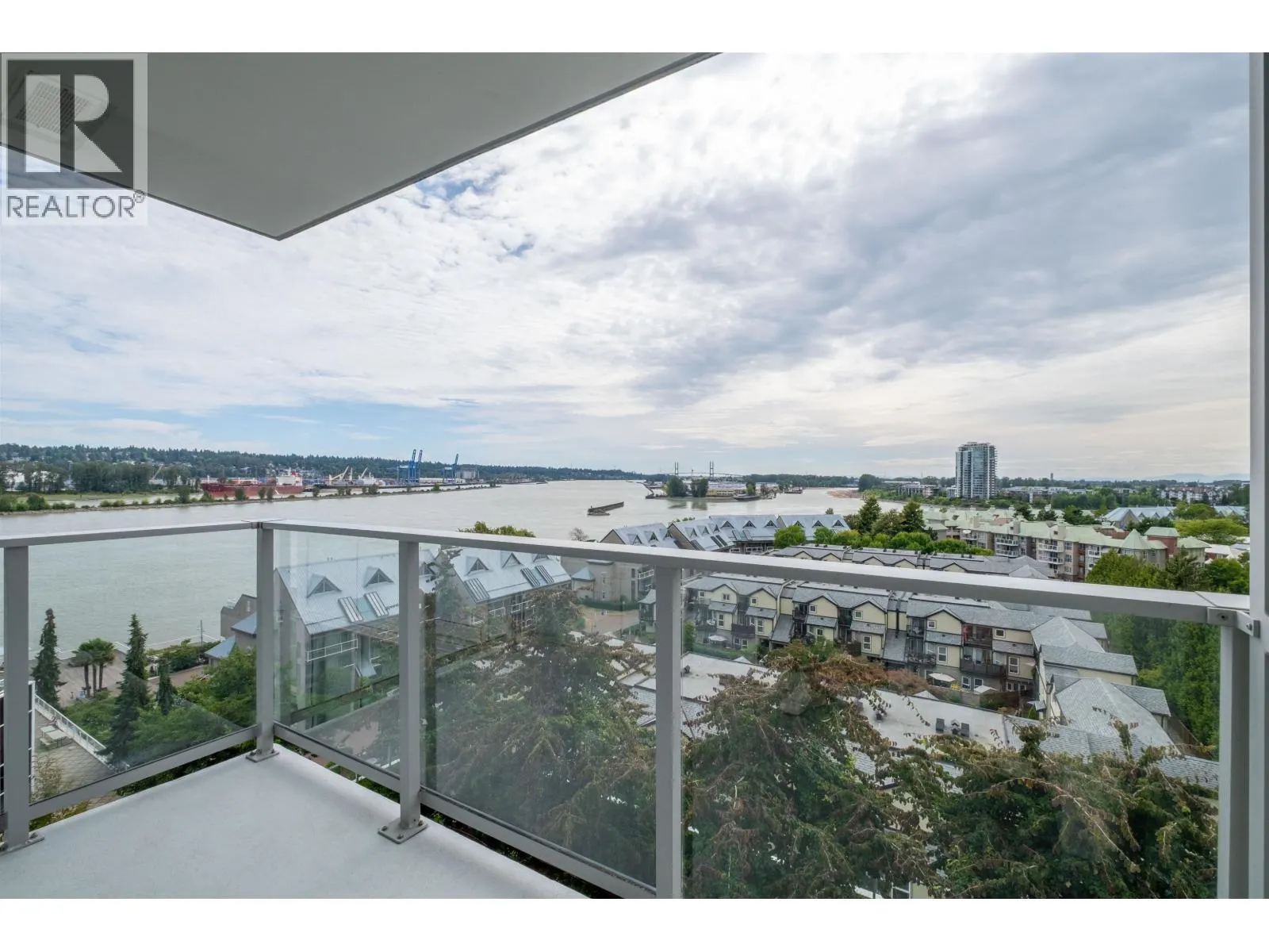 912 988 QUAYSIDE DRIVE