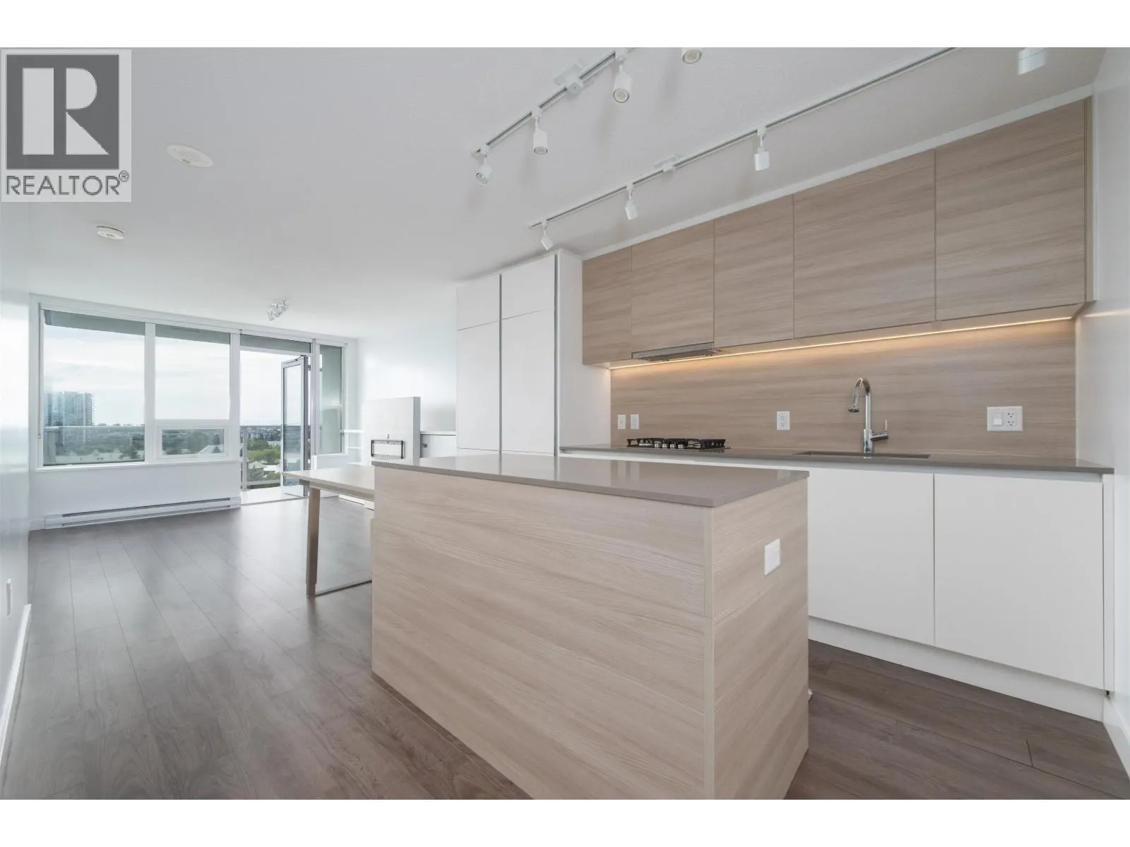 912 988 QUAYSIDE DRIVE
