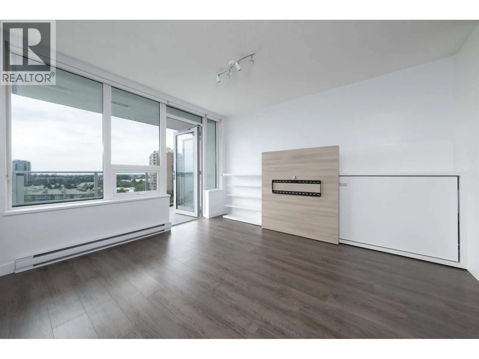 912 988 QUAYSIDE DRIVE