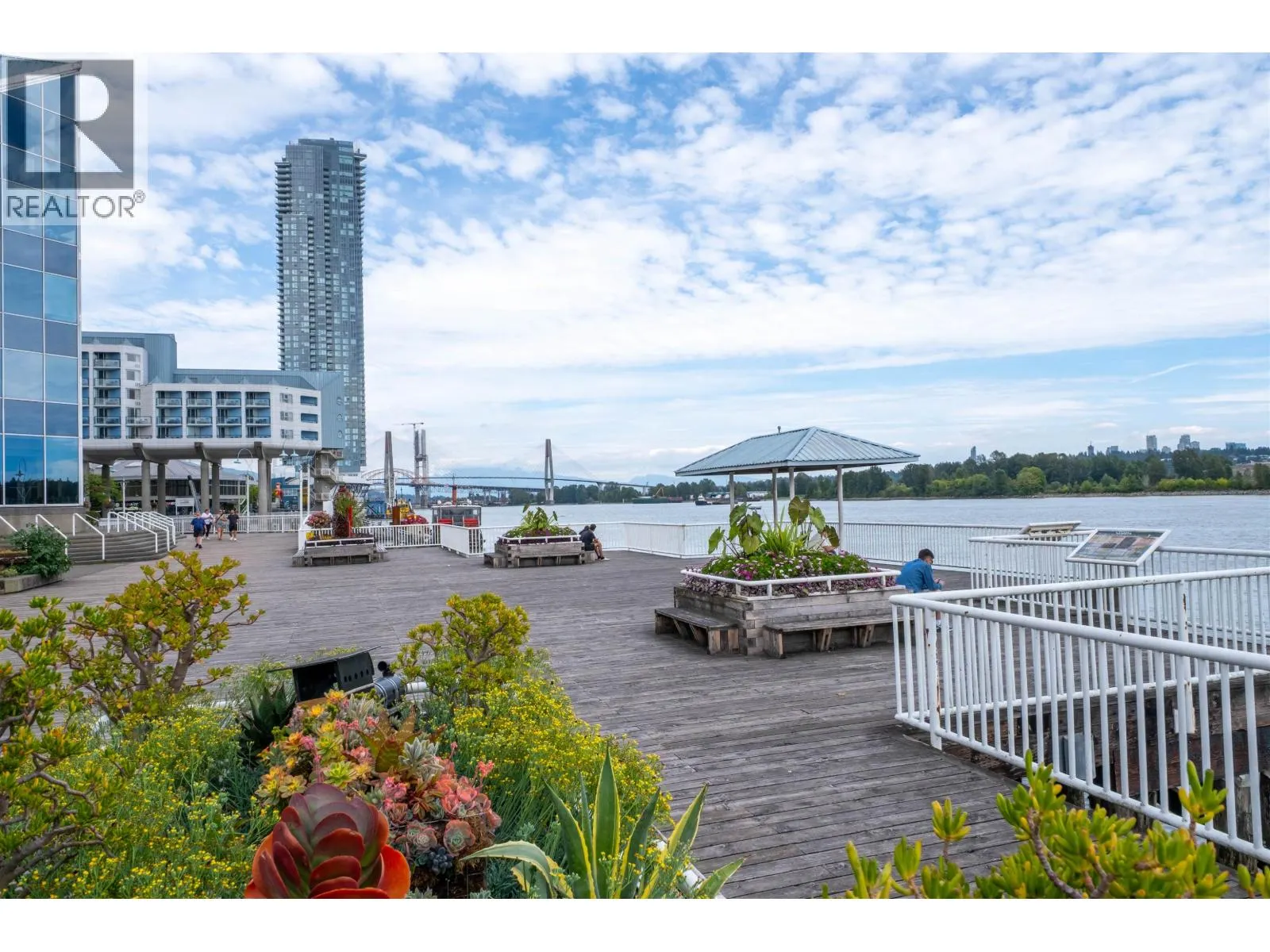 912 988 QUAYSIDE DRIVE