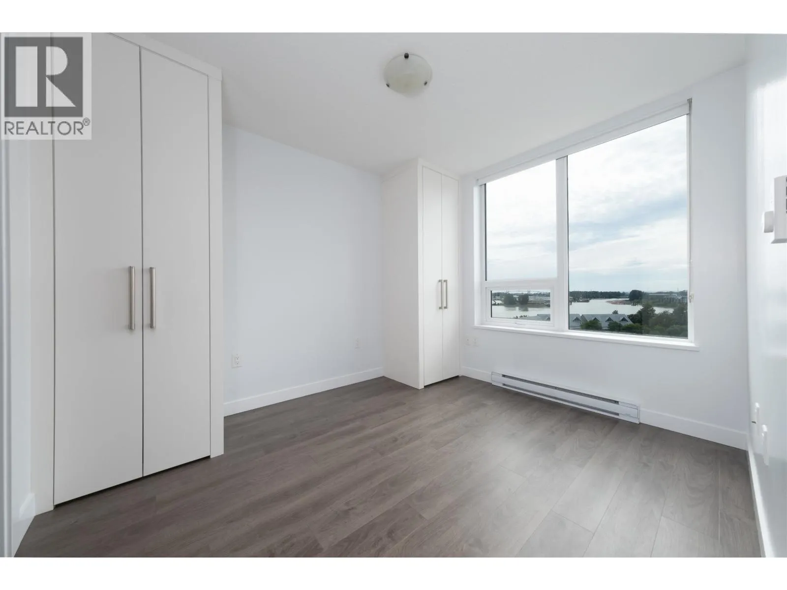 912 988 QUAYSIDE DRIVE