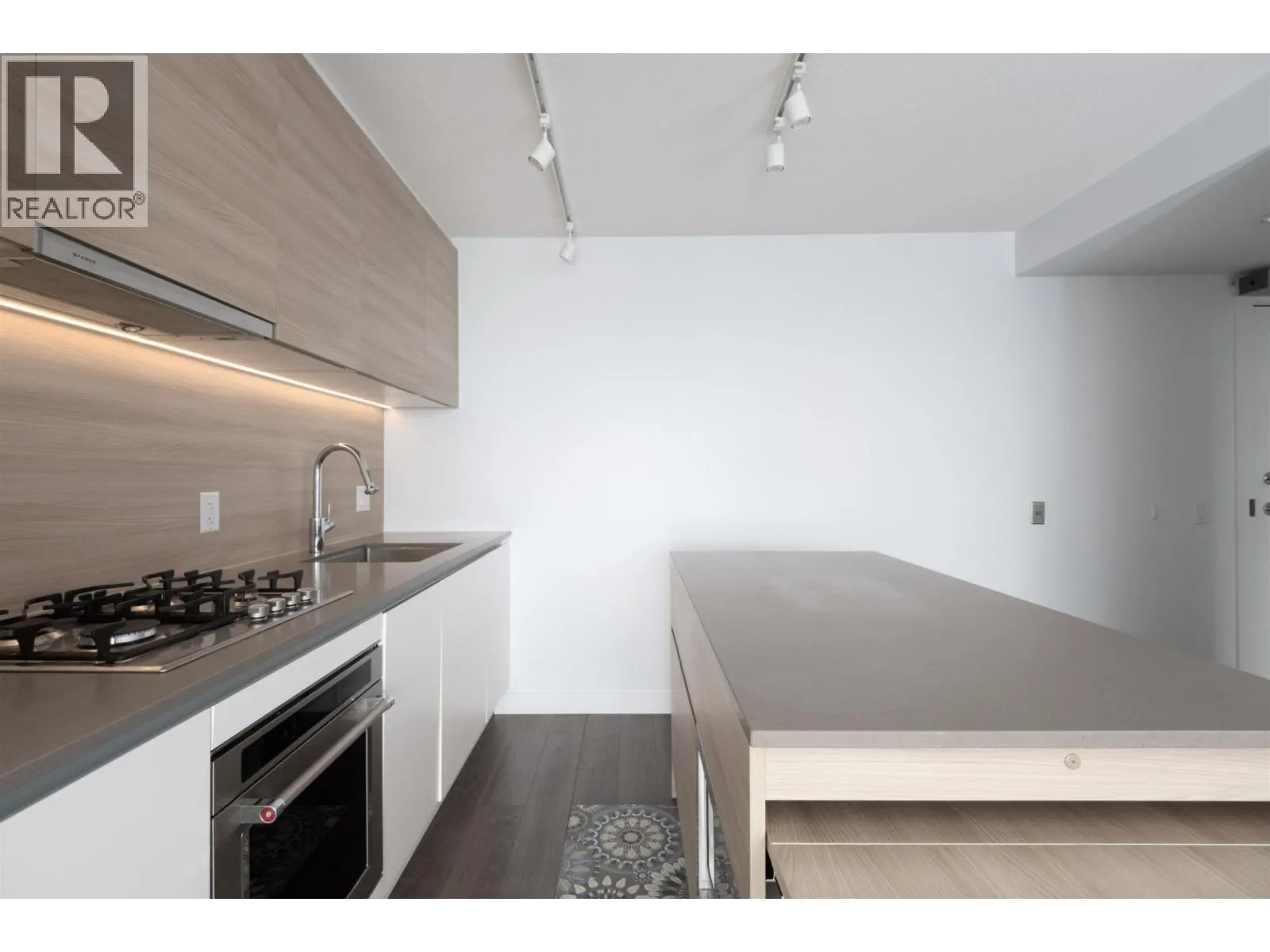 912 988 QUAYSIDE DRIVE