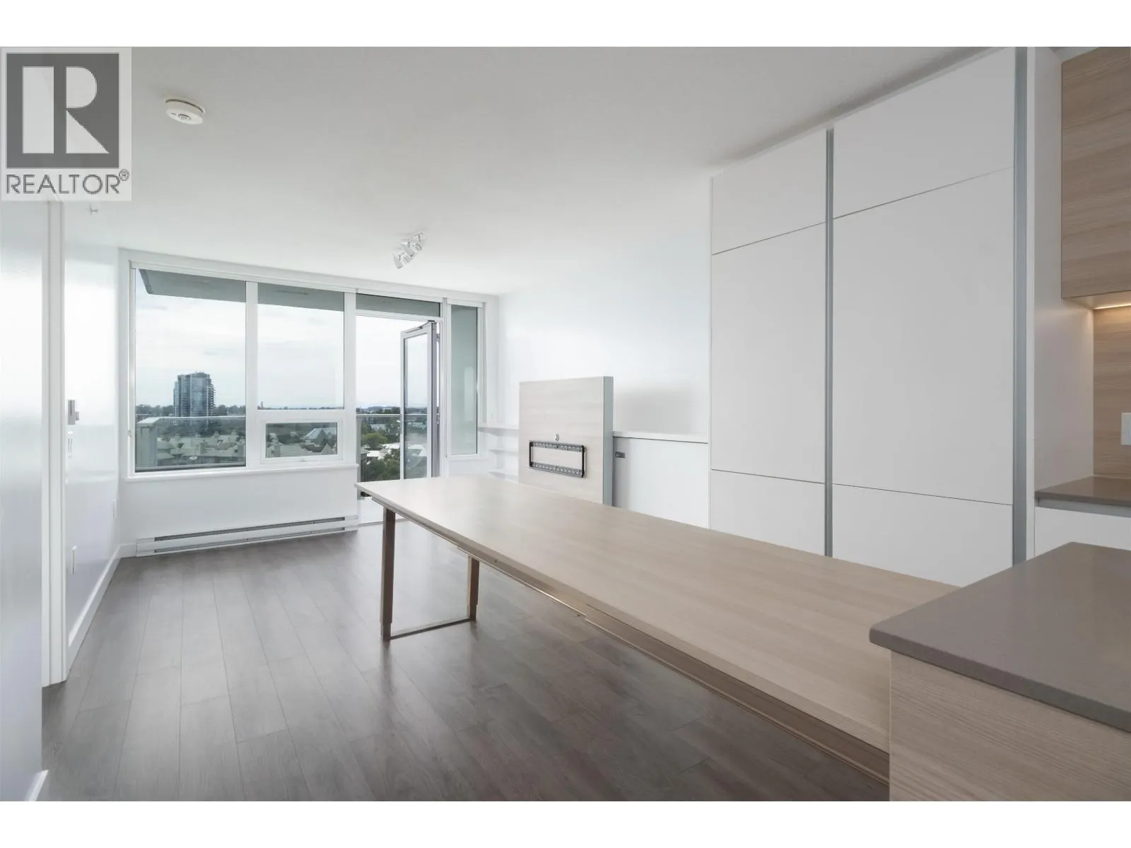 912 988 QUAYSIDE DRIVE
