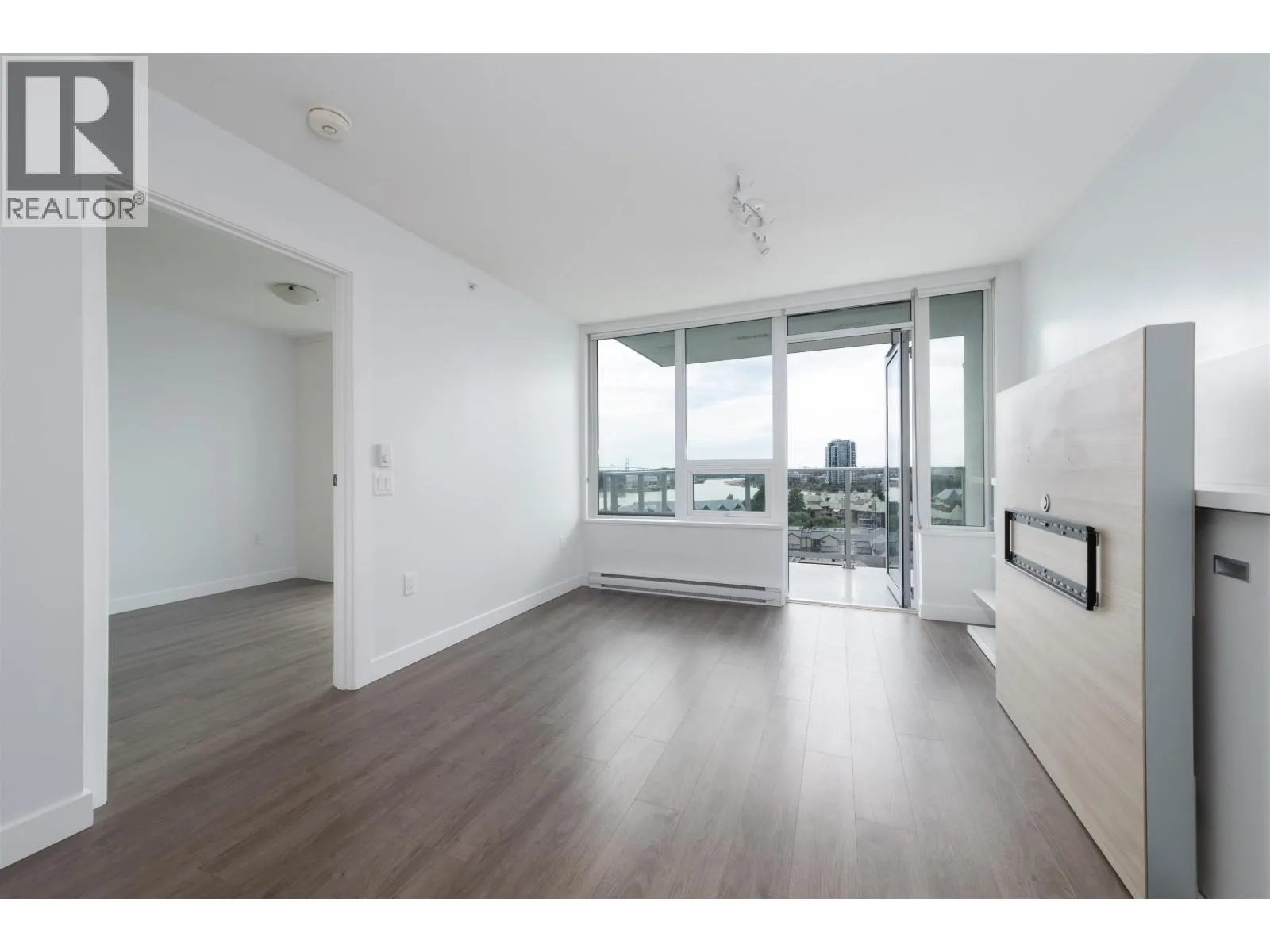 912 988 QUAYSIDE DRIVE