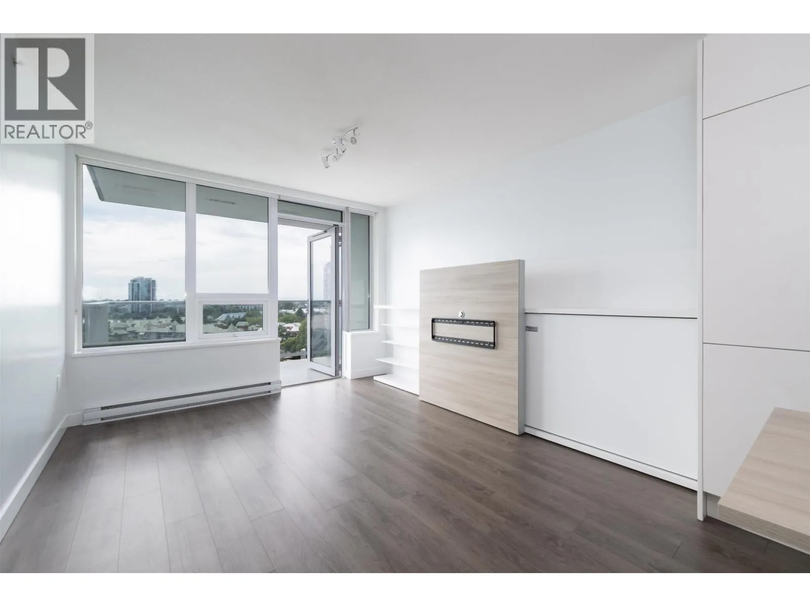 912 988 QUAYSIDE DRIVE