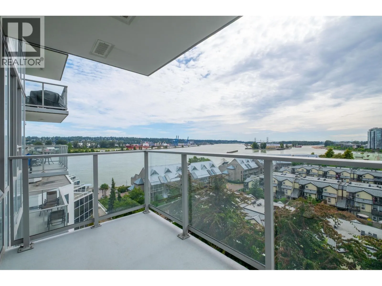 912 988 QUAYSIDE DRIVE