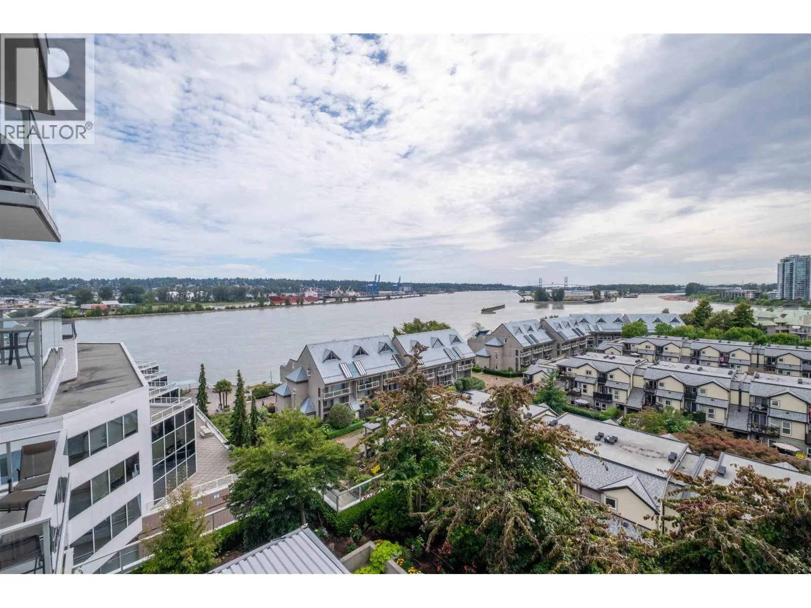 912 988 QUAYSIDE DRIVE